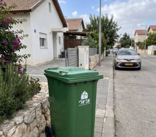פח אשפה + גלגלים 240 ל' עם לוגו אביאלי